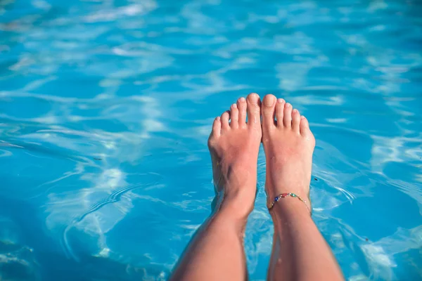 Primer plano de un pie de mujer en el agua — Foto de Stock