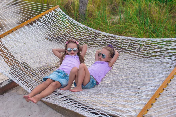 Petites filles douces se détendre dans l'hamac pendant les vacances d'été — Photo