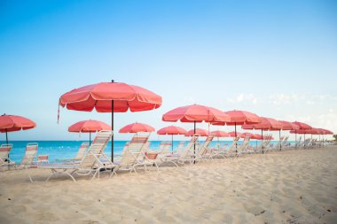 şemsiye ve plaj sandalyesi ile tropikal boş kumlu Plage cennet görünümü