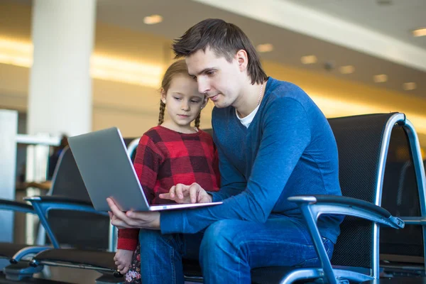 Vater und kleines Mädchen mit Laptop am Flughafen beim Warten auf seinen Flug — Stockfoto