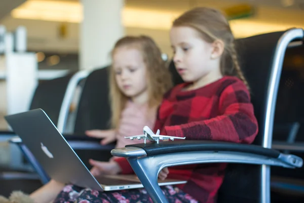 Kids with a laptop at the airport while waiting his flight — Stock Photo, Image