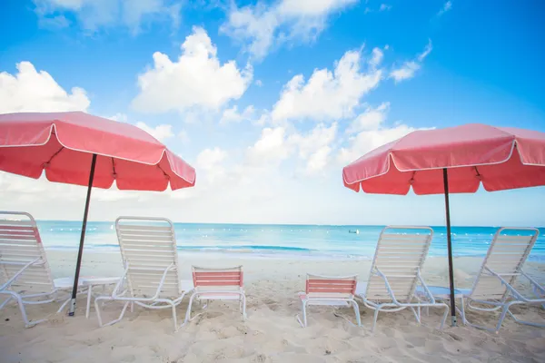 Sillas y sombrillas en la impresionante playa tropical —  Fotos de Stock