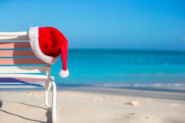 Closeup santa hat on chair longue at tropical beach — Stock Photo, Image