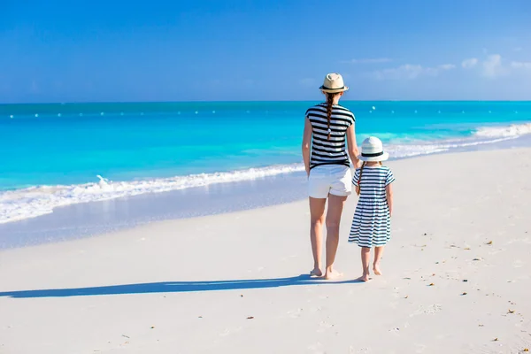 后视图的年轻妈妈和小女儿在加勒比海滩 — 图库照片