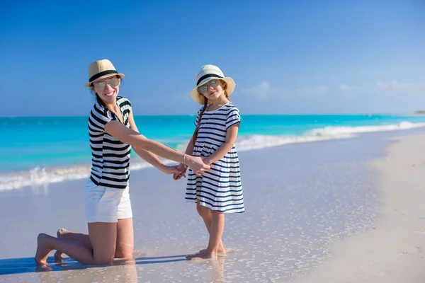 Jonge moeder en meisje genieten van vakantie op Caribisch strand — Stockfoto