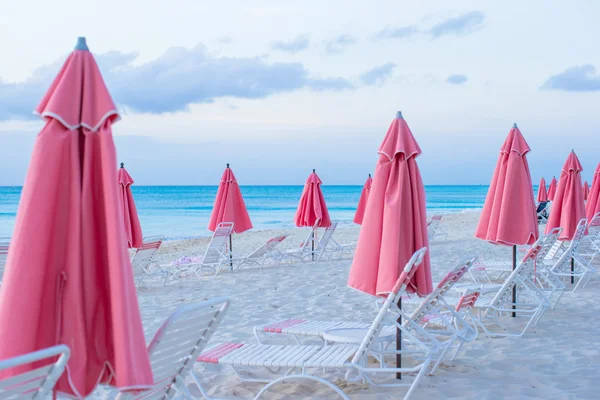 Paraíso vista de plage arenoso vazio tropical com guarda-chuva e cadeira de praia — Fotografia de Stock