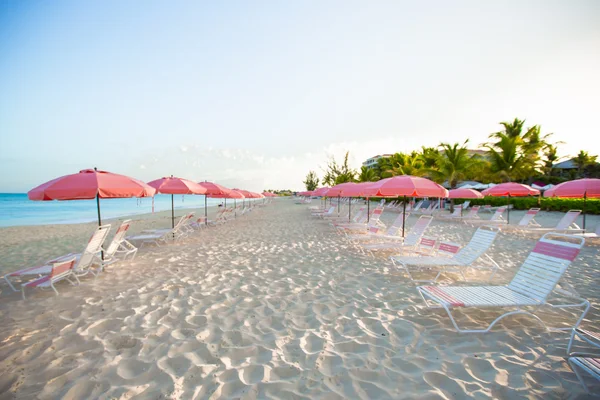 Vista paradisiaca del plage sabbioso tropicale vuoto con ombrellone e sdraio — Foto Stock