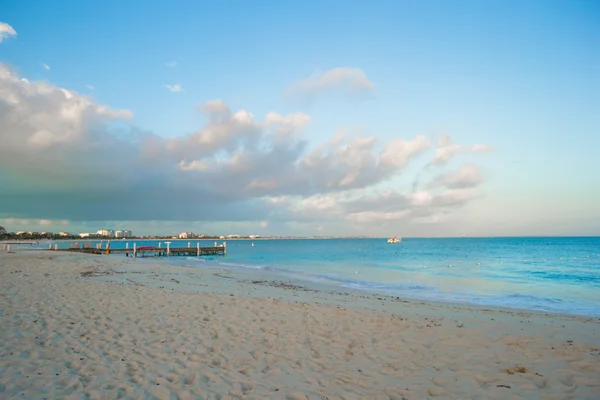 Idealna biała plaża z turkusową wodą — Zdjęcie stockowe