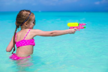 Karayipler tatil sırasında kumsalda oynarken mutlu küçük kız