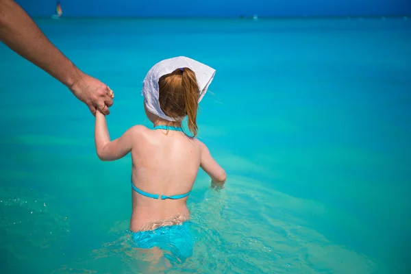 Entzückendes kleines Mädchen im Meer auf tropischen Strandurlaub — Stockfoto