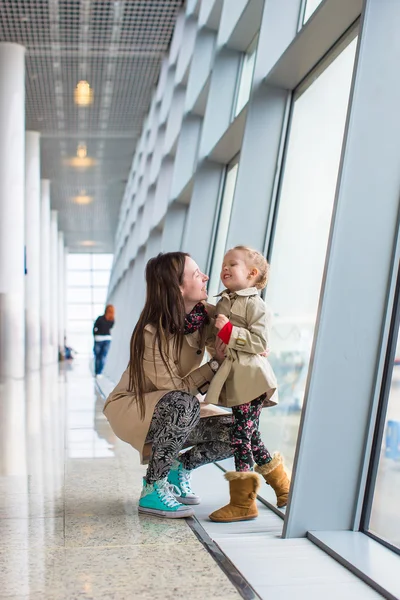 Mãe e filha olhando pela janela no terminal do aeroporto — Fotografia de Stock