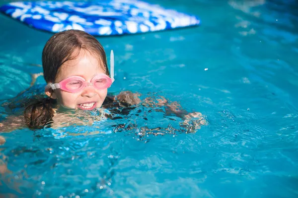 Beetje schattig meisje genieten in het zwembad — Stockfoto