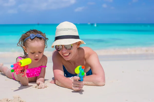 Happy mother and little girl at tropical beach having fun — Stock Photo, Image