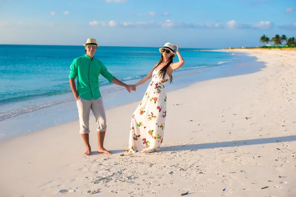 Junges glückliches Paar im tropischen Sommerurlaub — Stockfoto