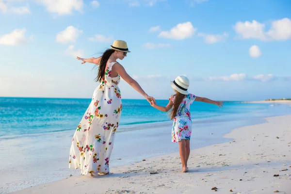 Mãe e sua adorável filhinha desfrutar de férias de verão — Fotografia de Stock