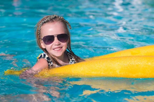 Küçük sevimli kız zevk yüzme havuzunda — Stok fotoğraf