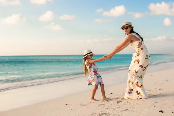 Mutlu anne ve küçük sevimli kız yaz tatilinin keyfini çıkarın. — Stok fotoğraf