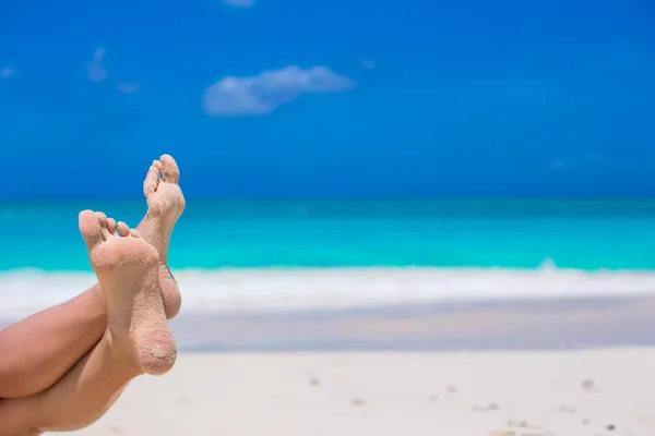Close up de pés femininos na praia de areia branca — Fotografia de Stock