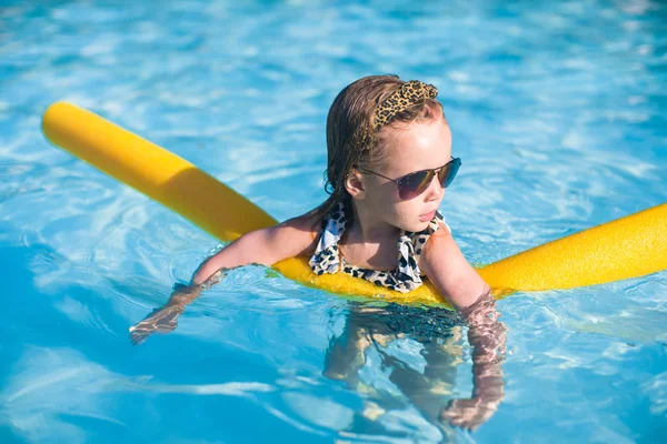 Schattig meisje zich vermaken in het zwembad — Stockfoto