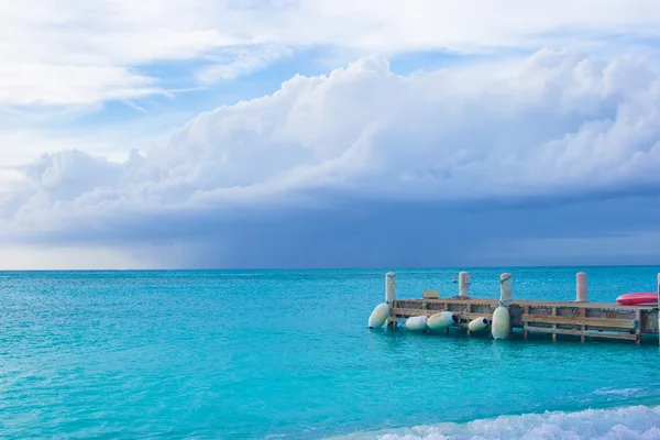 タークス ・ カイコス諸島のカリブ海の島での完璧なビーチの桟橋 — ストック写真