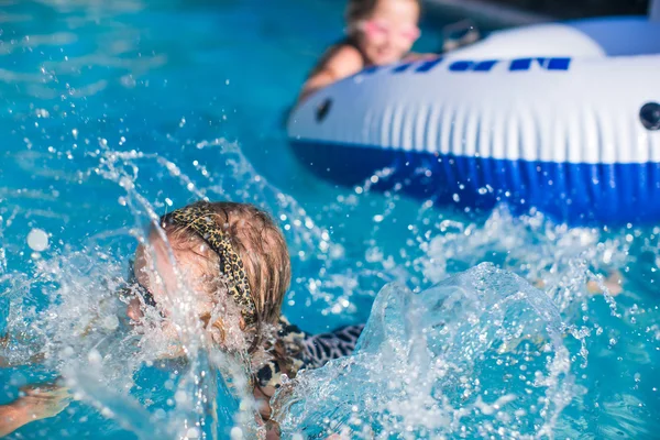 Schattige meisjes zwemmen in het zwembad — Stockfoto