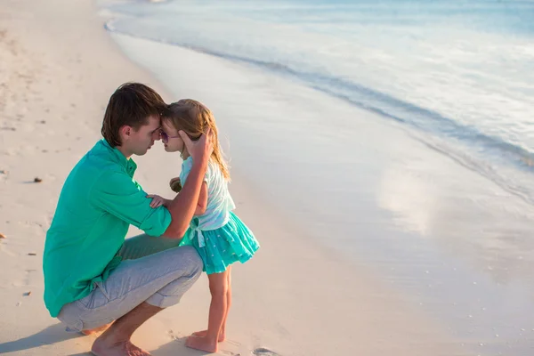 Szczęśliwy ojciec i jego ładny córeczkę na plaży — Zdjęcie stockowe