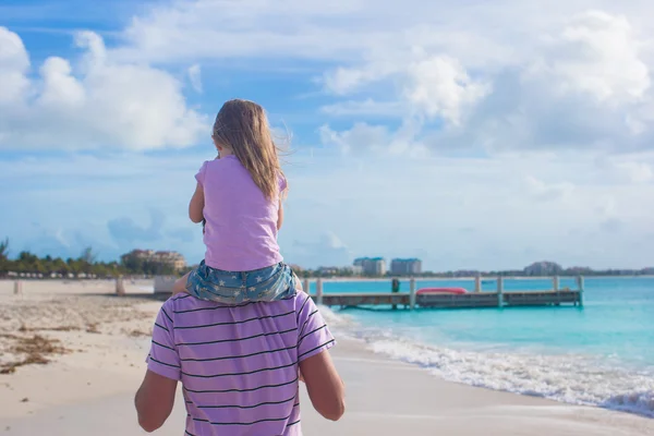 Glücklicher Vater und seine süße kleine Tochter am Strand — Stockfoto