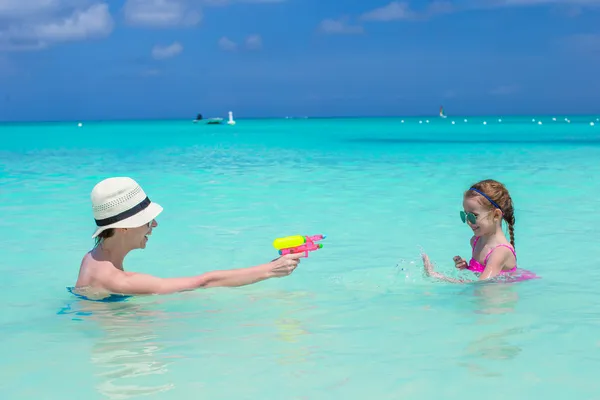 Happy family at tropical beach having fun — Stock Photo, Image