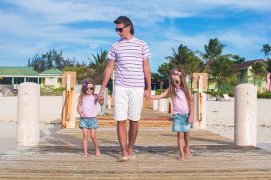 vader en dochters lopen op houten dock tijdens strandvakantieBaba ve kızı üzerinde ahşap yürüyüş beach tatil sırasında yerleştirme