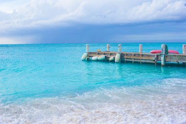 turks ve caicos Karayip adası iskelede ile mükemmel kumsal
