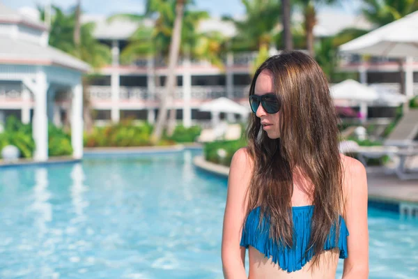 Jovem bela mulher relaxante na piscina — Fotografia de Stock