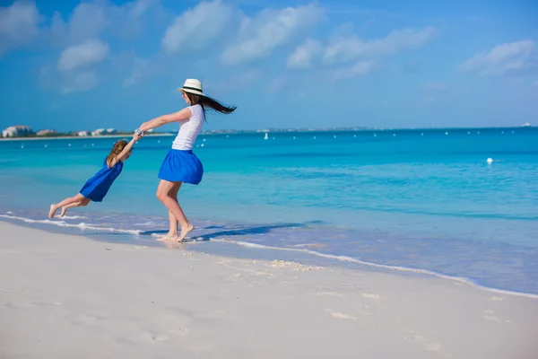 Young mom and adorable little daughter have fun at tropical beach — Stock Photo, Image