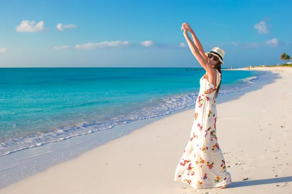 Joven hermosa mujer en la playa durante sus vacaciones de verano — Foto de Stock