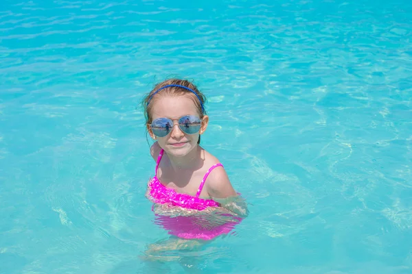 Entzückendes kleines Mädchen im Meer auf tropischen Strandurlaub — Stockfoto