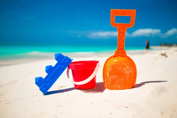 白い砂で夏の子供ビーチおもちゃ — ストック写真