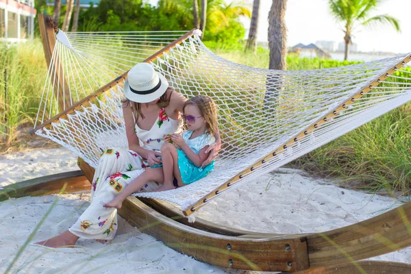 Maman et petite fille se détendre dans l'hamac à la station tropicale — Photo