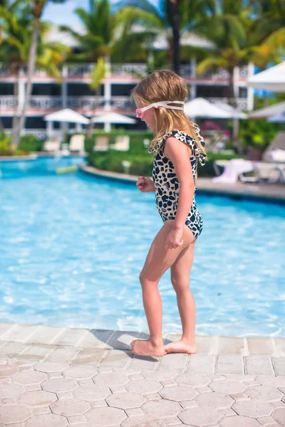Очаровательная маленькая девочка во время тропических пляжных каникул — стоковое фото