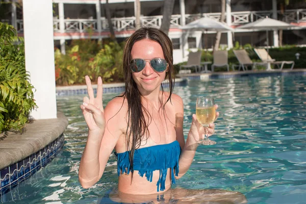 Mujer joven disfrutando de vacaciones en la piscina — Foto de Stock