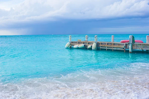 Perfekta stranden med brygga på karibiska ön i turks- och Caicosöarna — Stockfoto