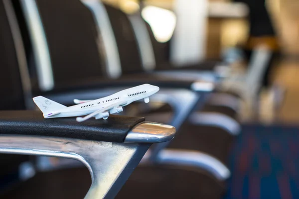 Modelo de avião pequeno dentro de uma aeronave grande — Fotografia de Stock