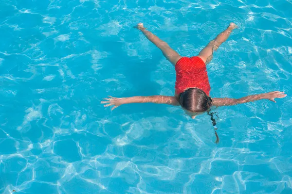 Kleines entzückendes Mädchen schwimmt im Schwimmbad — Stockfoto