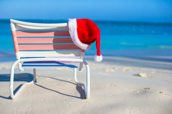 Nahaufnahme Weihnachtsmann auf Sessellongue am tropischen Strand — Stockfoto