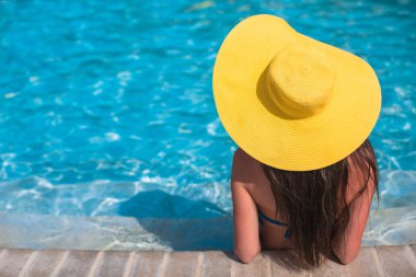 Sarı Şapka egzotik tatil yüzme havuzunda rahatlatıcı bir kadınla