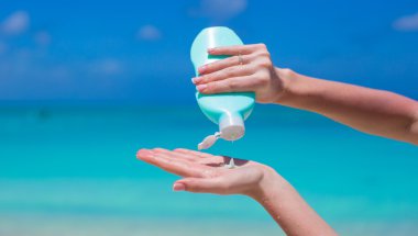 kadın el kremi suncream şişeden koyarak
