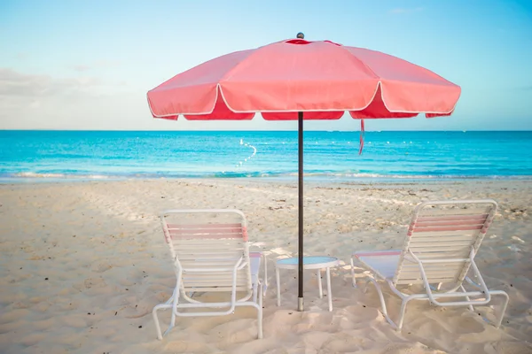Zwei Liegestühle und Sonnenschirm am atemberaubenden tropischen Strand — Stockfoto