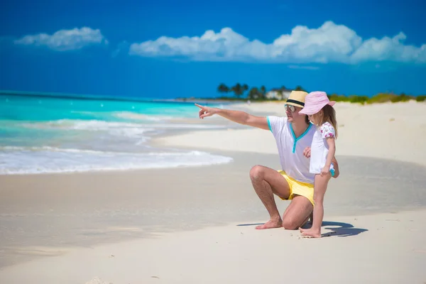 Šťastný otec a jeho sladká dcerka na pláži — Stock fotografie
