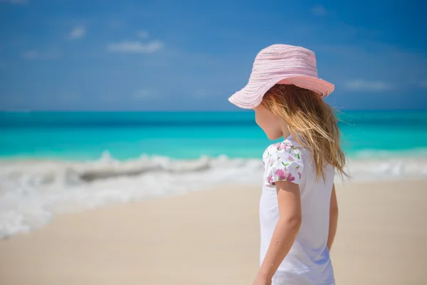 Niedliches kleines glückliches Mädchen spielt am exotischen Strand — Stockfoto