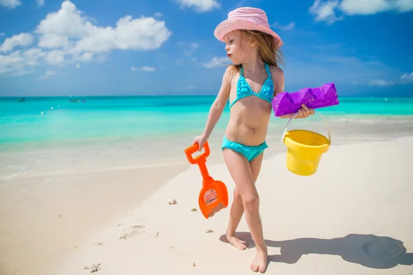 Adorable niña jugando con arena en una playa tropical perfecta —  Fotos de Stock