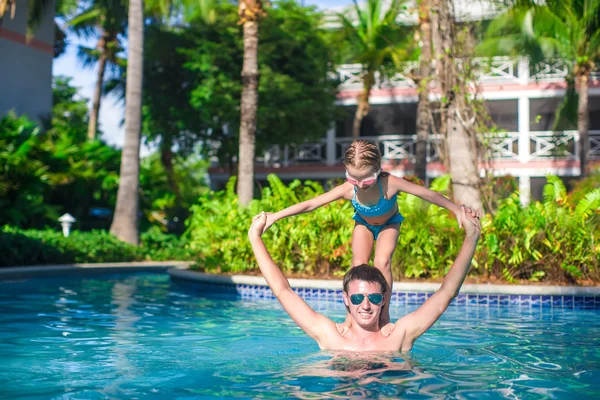 Unga far och lite bedårande flicka ha roligt i poolen — Stockfoto