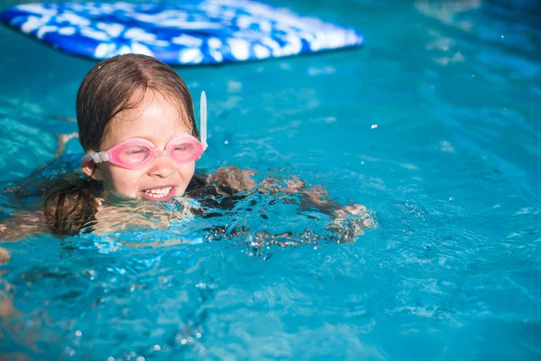 少しかわいい女の子は、スイミング プールでお楽しみください。 — ストック写真